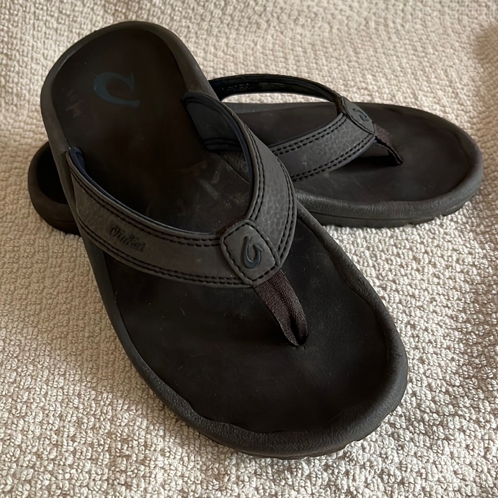 OluKai size 2 to 3, brown and color